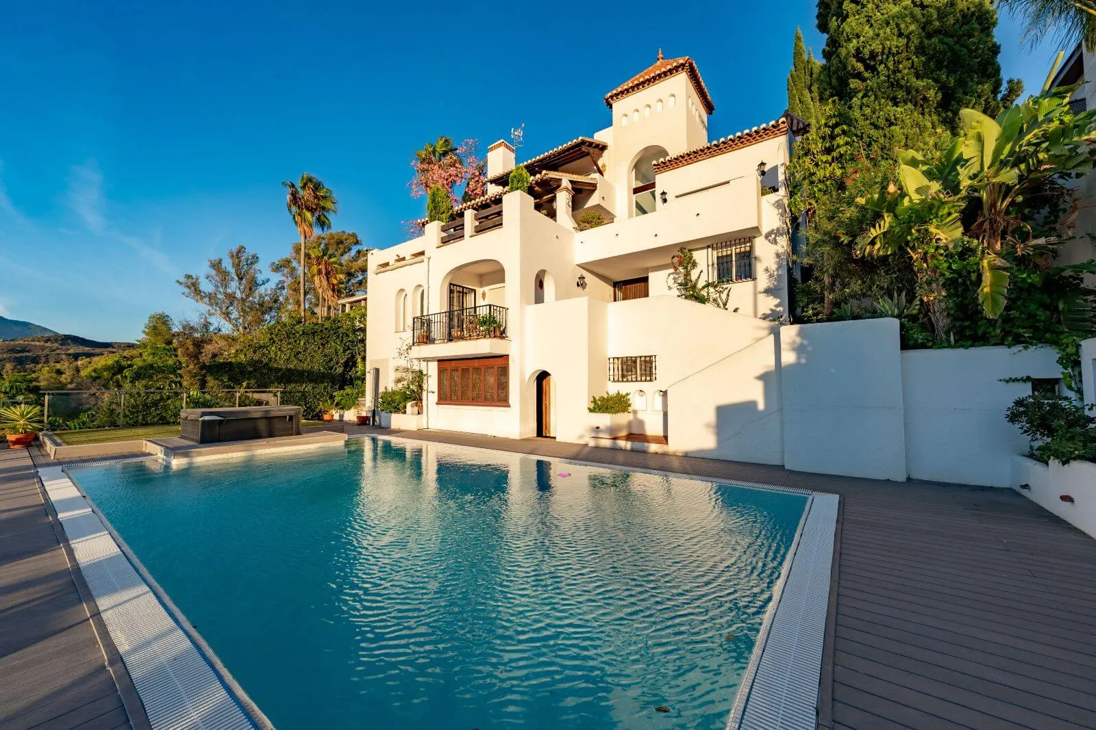 Mediterranean villa with pool on the Côte d'Azur